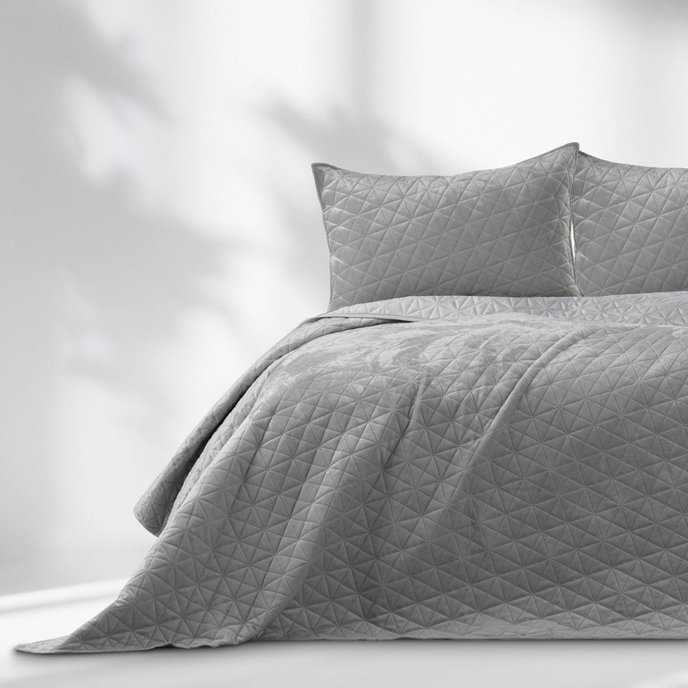 Világosszürke bársony steppelt ágytakaró 260x280 cm Laila – AmeliaHome