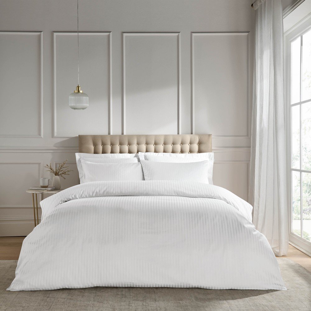 Fehér kétszemélyes-hosszabbított damaszt ágyneműhuzat 230x220 cm Satin Stripe – Catherine Lansfield
