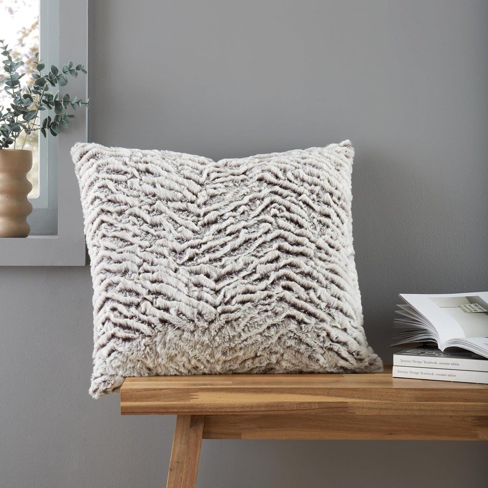 Műszőrme díszpárna 43x43 cm Wolf Faux Fur – Catherine Lansfield